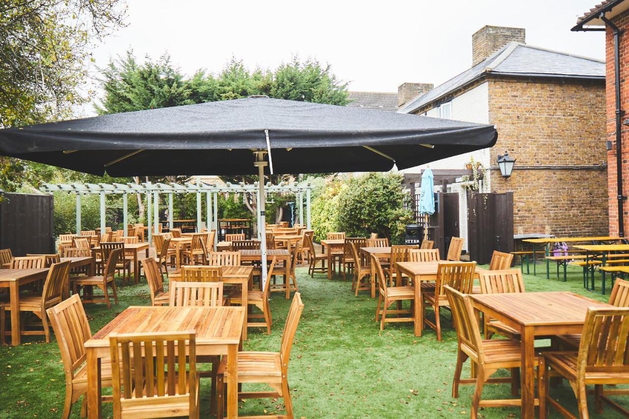 The Lord Grenfell Maidenhead Exterior foto The garden at The Crown