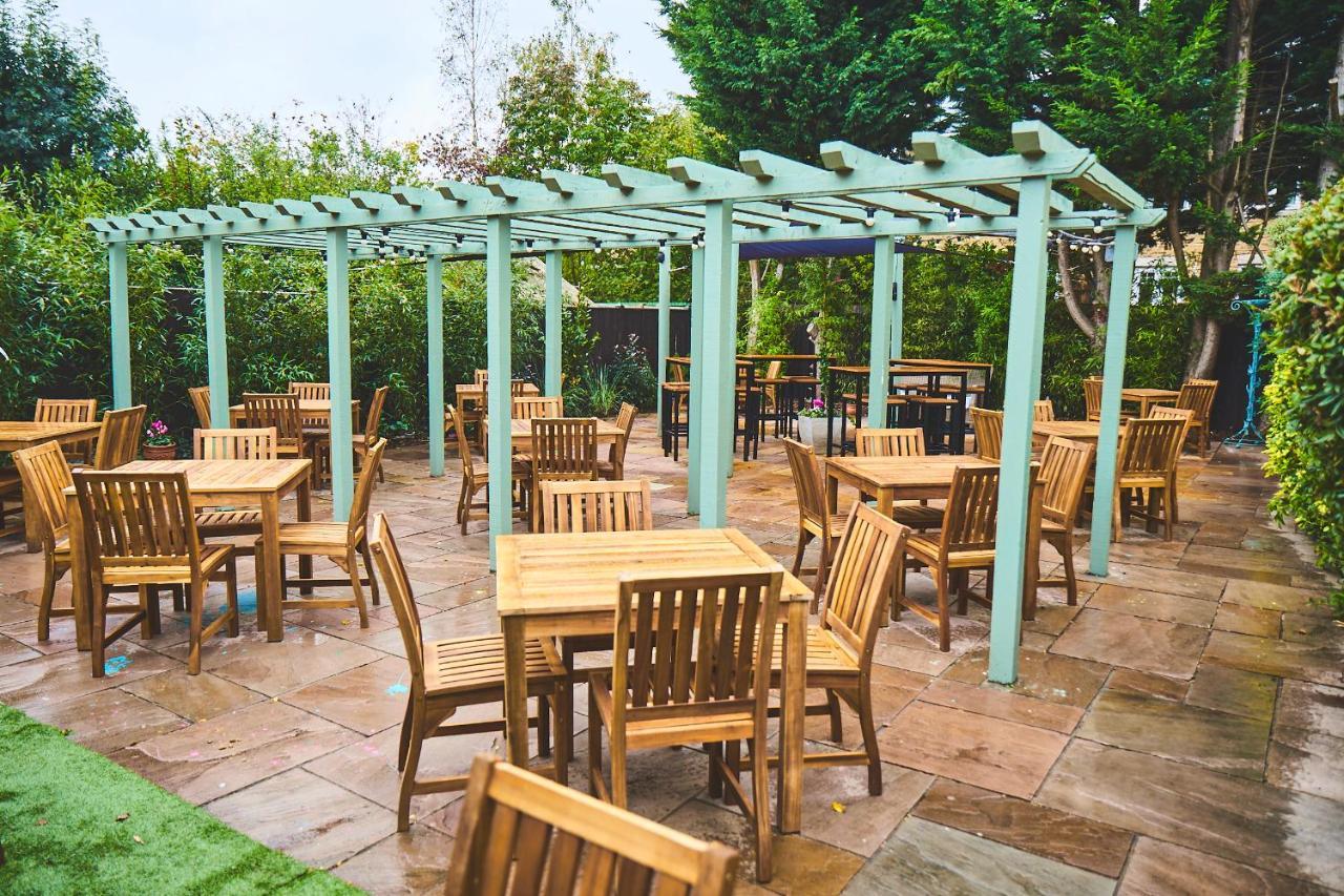 The Lord Grenfell Maidenhead Exterior foto The pergola at the rear of the pub
